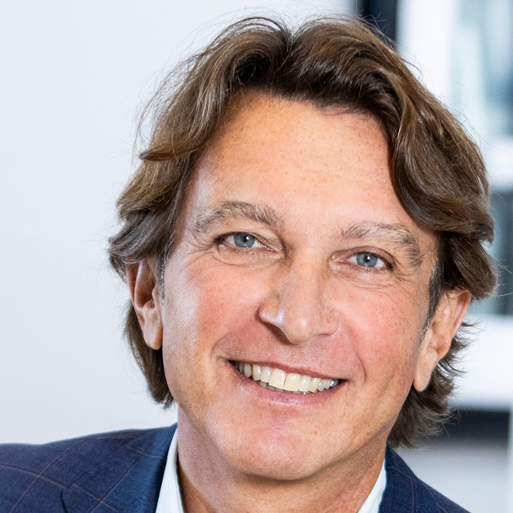 Dr. Sven Oleownik